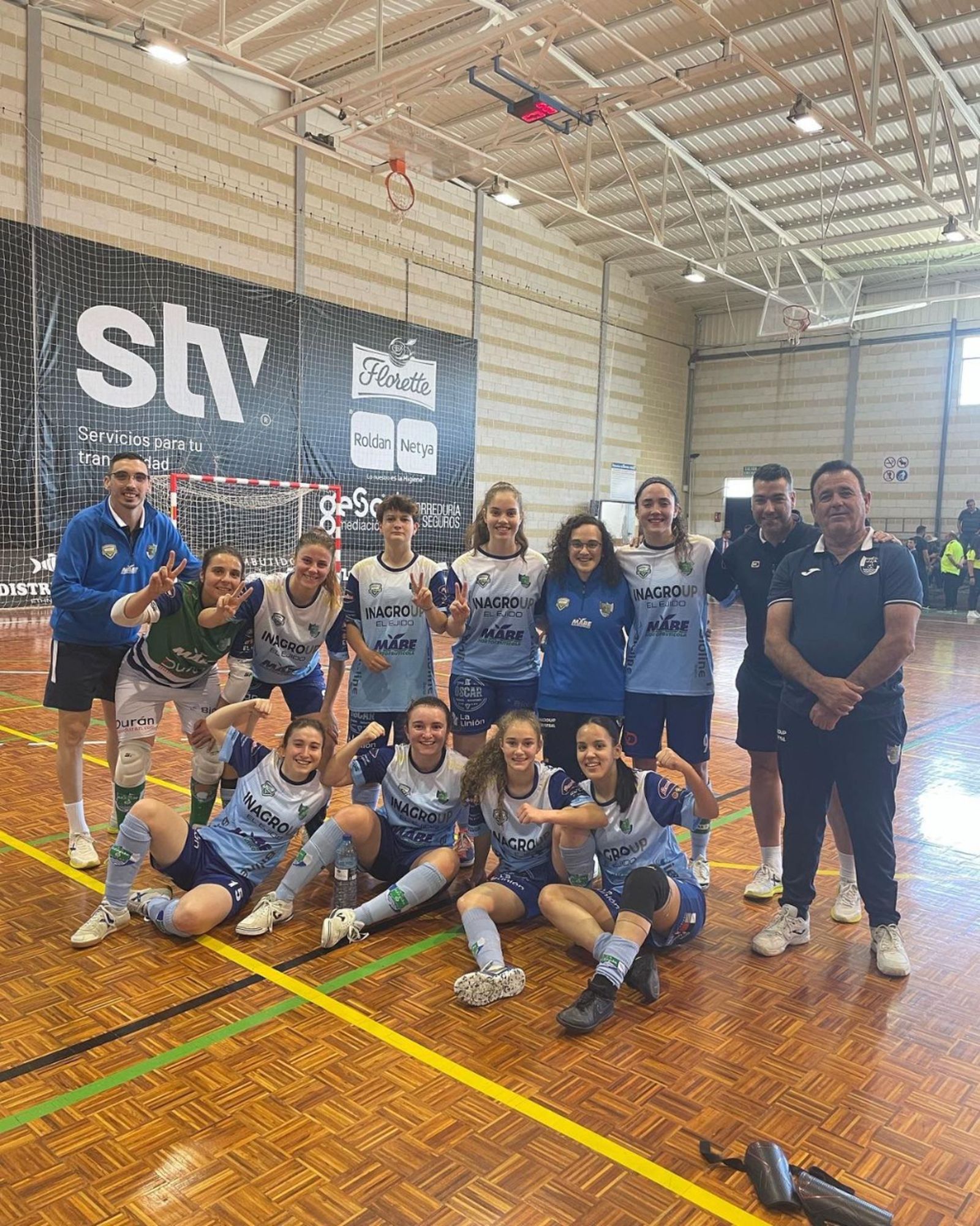 Las jugadoras de El Ejido Futsal celebran la victoria frente a Roldán B sobre la pista.