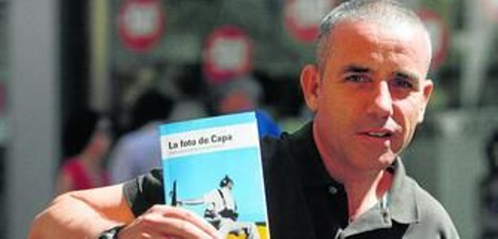 El historiador Fernando Penco Valenzuela, con su libro 'La foto de Capa'. El historiador Fernando Penco Valenzuela, con su libro 'La foto de Capa'.