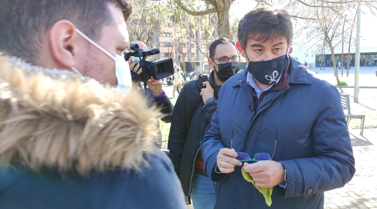 Javier González Calvo, tras atender a los medios a las puertas de la Ciudad de la Justicia.