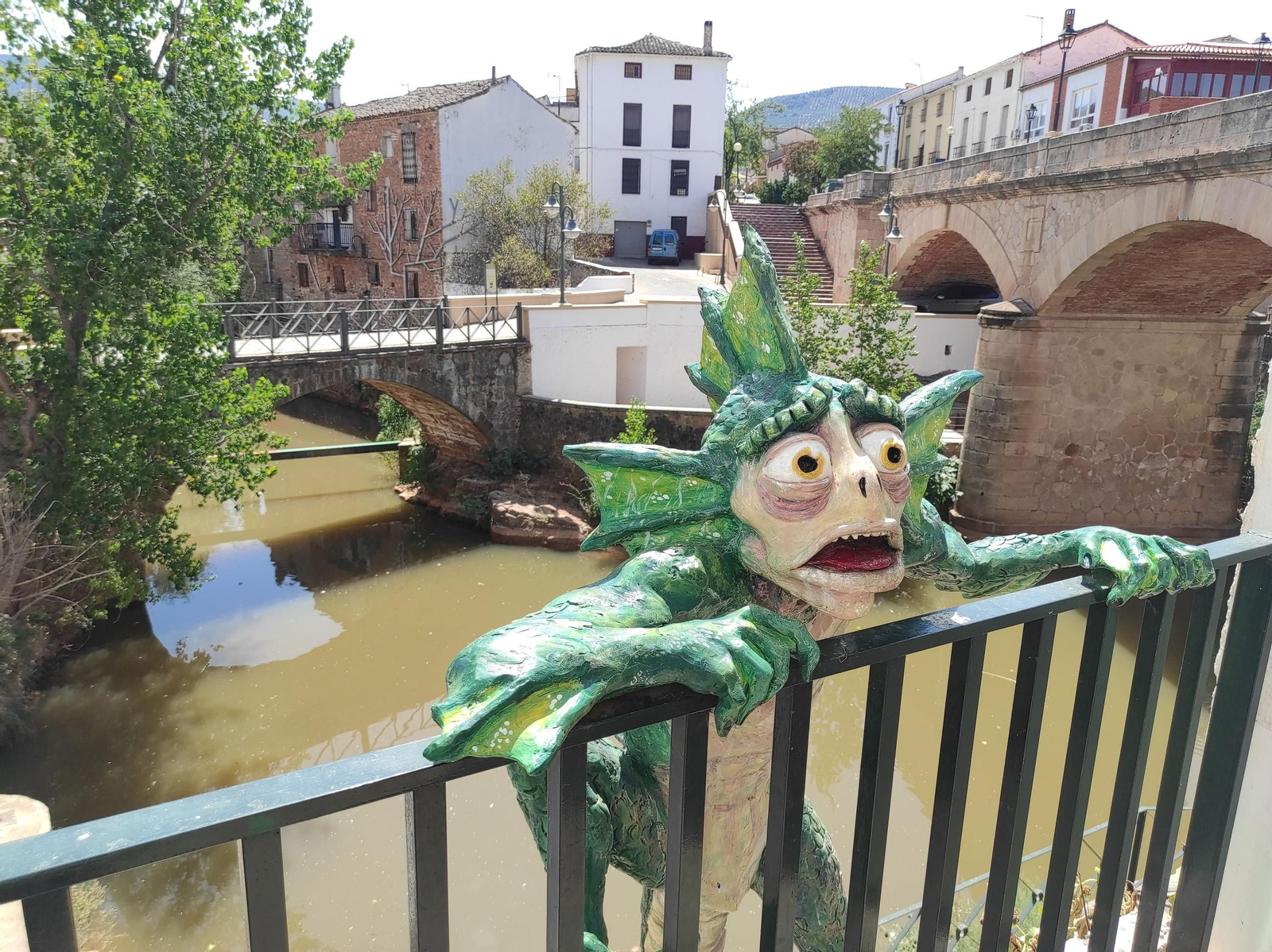 Disfruta de un paseo a orillas del río Guadalimar lleno de arte y rincones únicos.