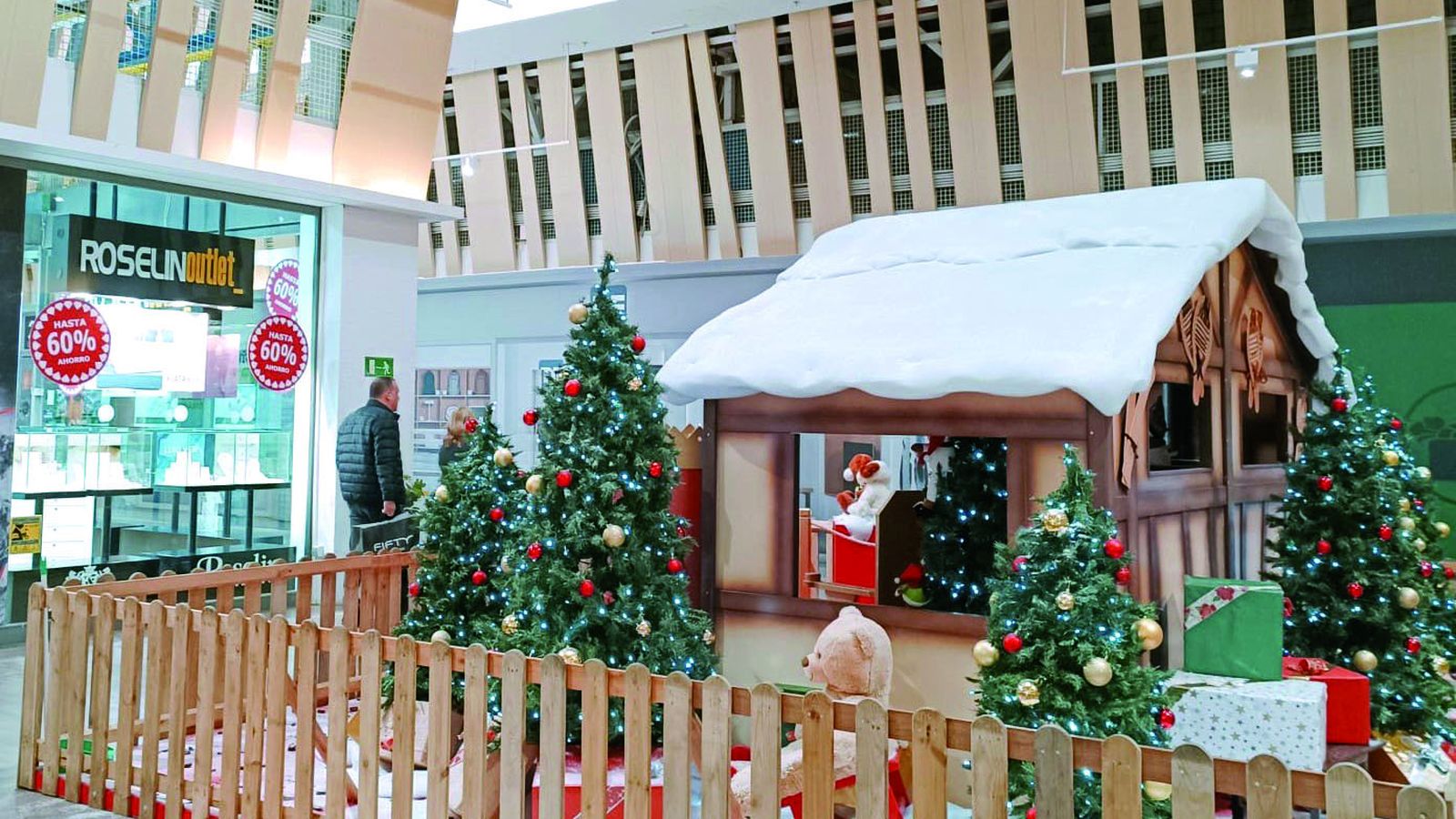 Decoración navideña en el centro comercial