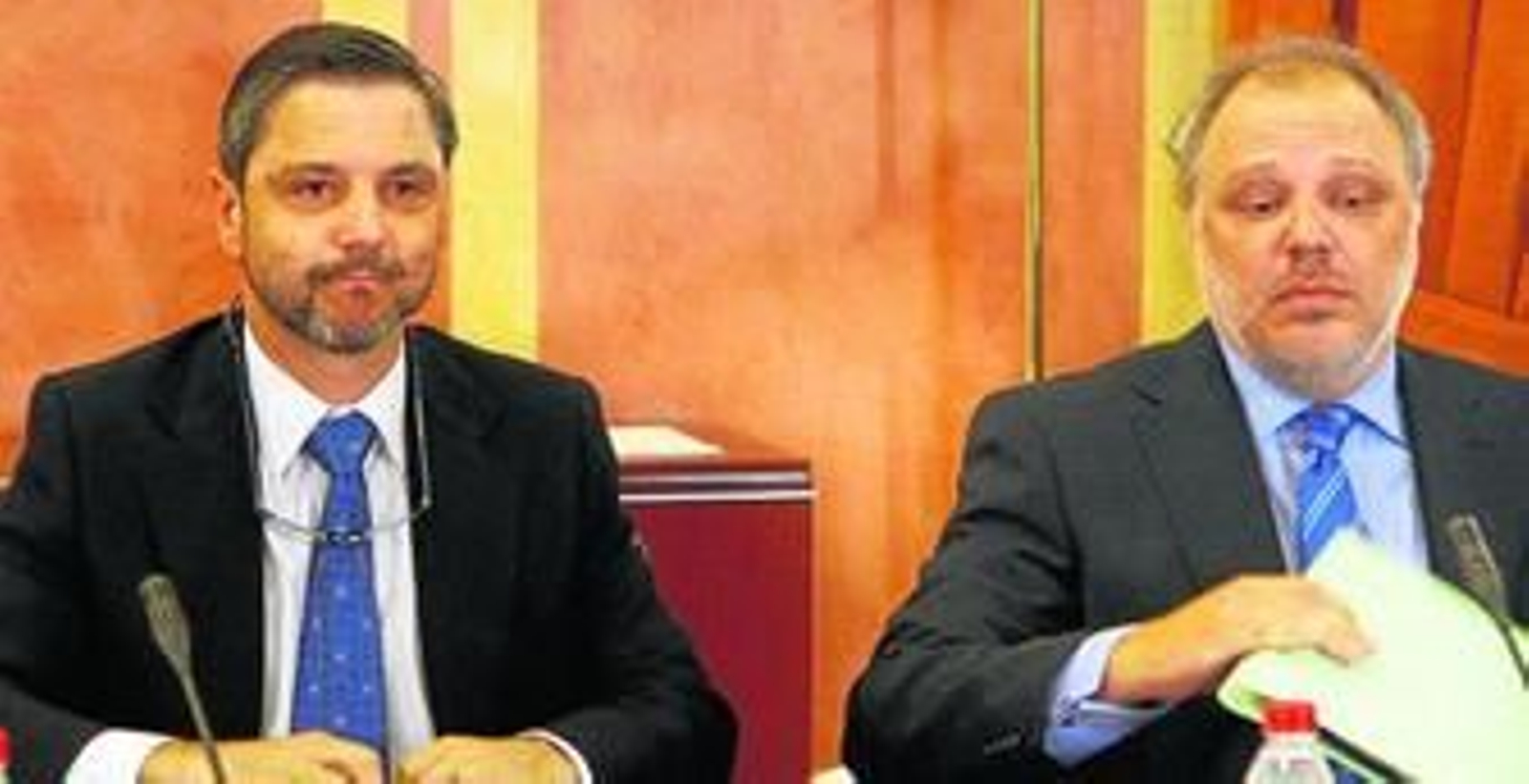 El ex director general de Mercasevilla Fernando Mellet, con su abogado, José Manuel Carrión, en la comisión de investigación de los ERE.