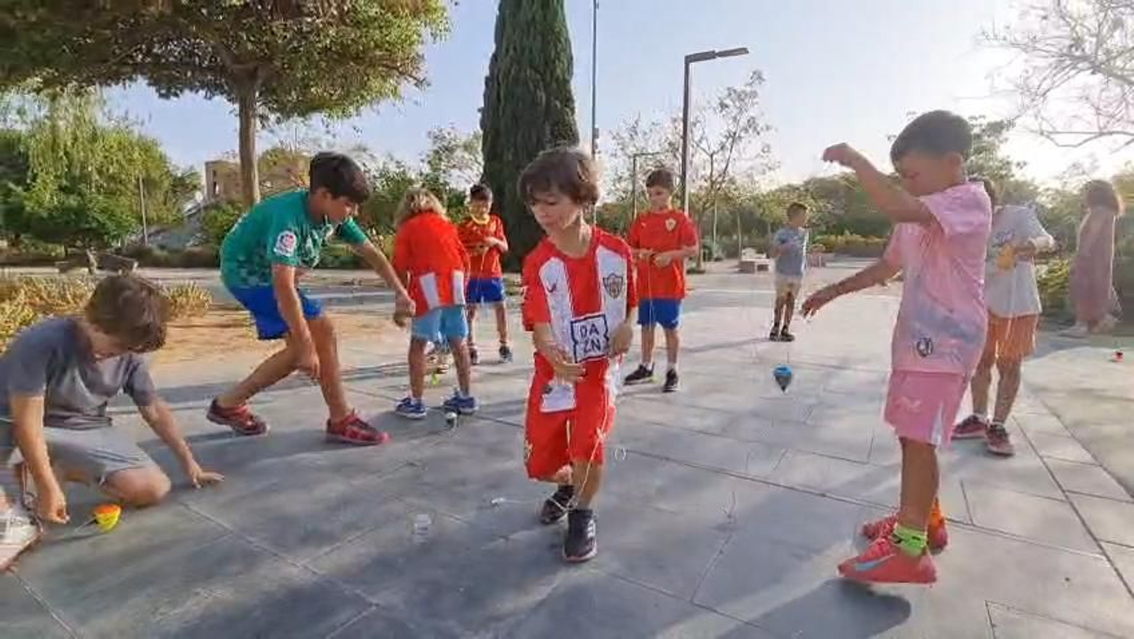 Jóvenes almerienses bailando trompos en el Parque de las Familias.