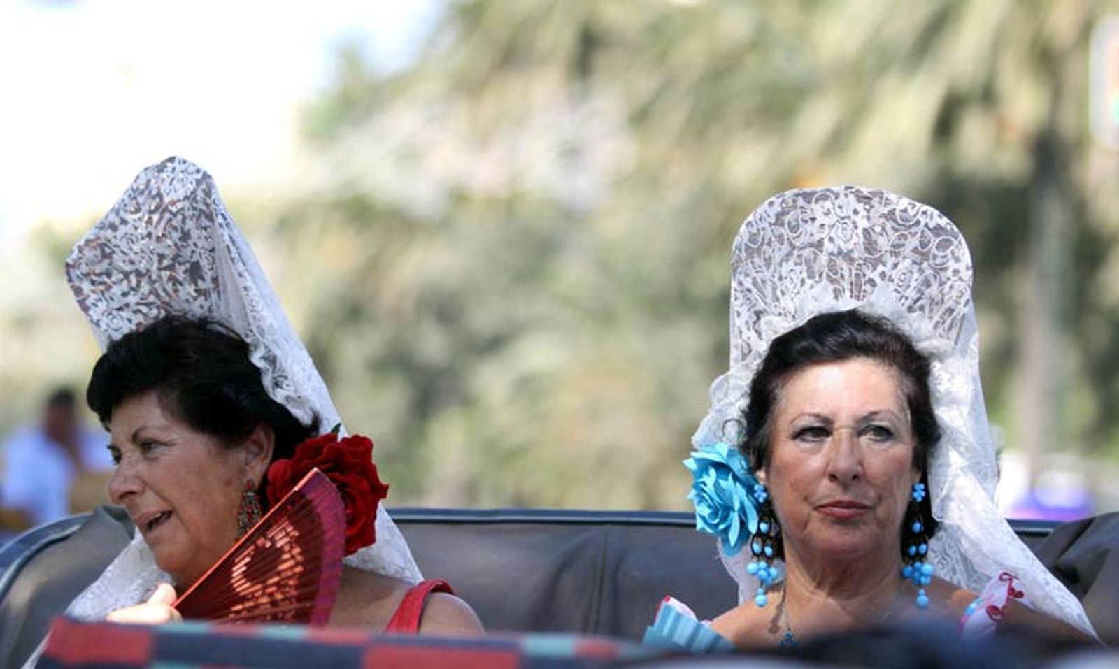 Las malagueñas no se quisieron perder el emotivo acto y acudieron perfectamente ataviadas a la cita.
FOTO: Migue Fernández