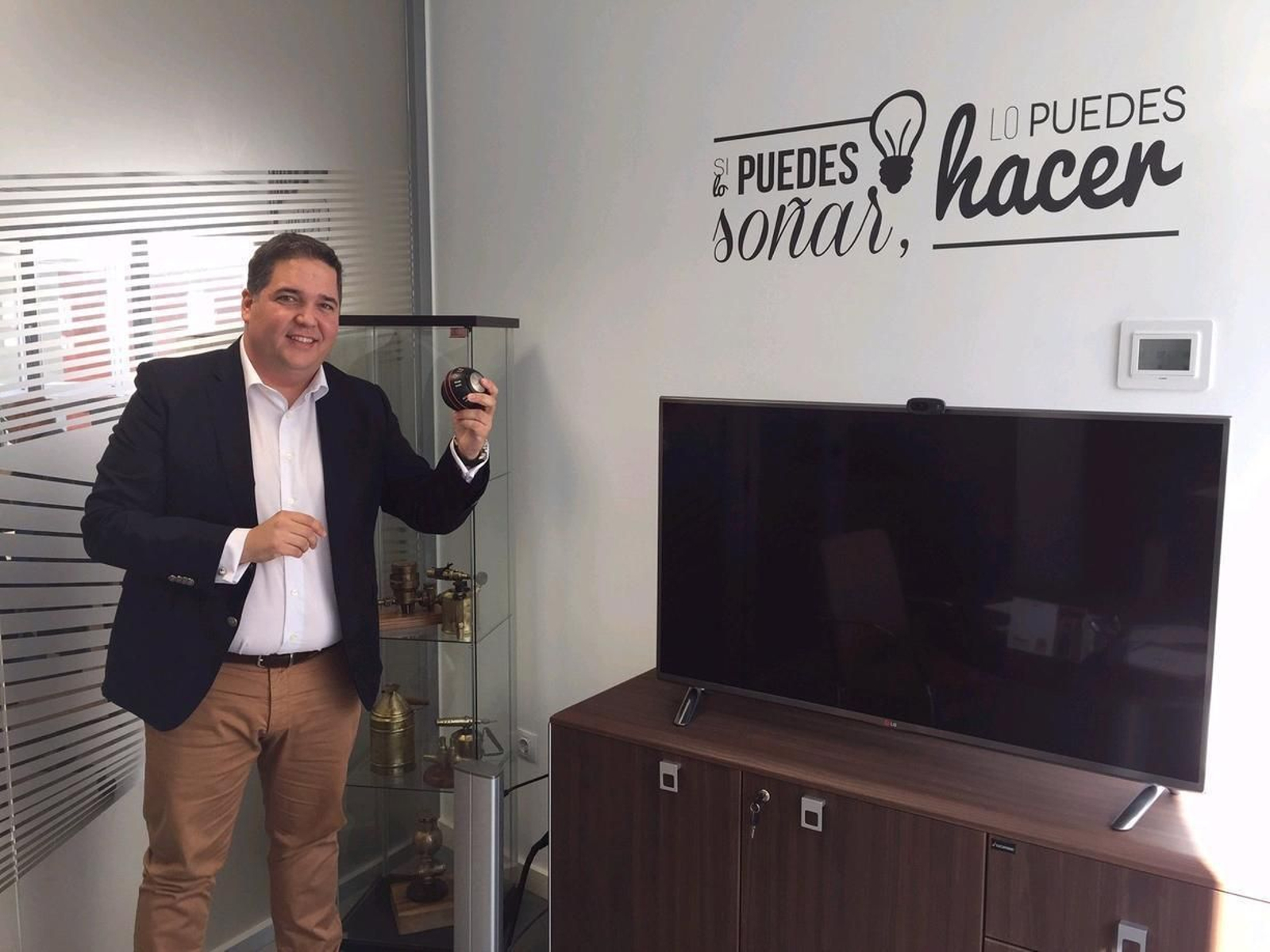 Agustín Ramírez, fundador y presidente de Aganova, posa para este diario en su despacho con la esfera de 'Nautilus'.