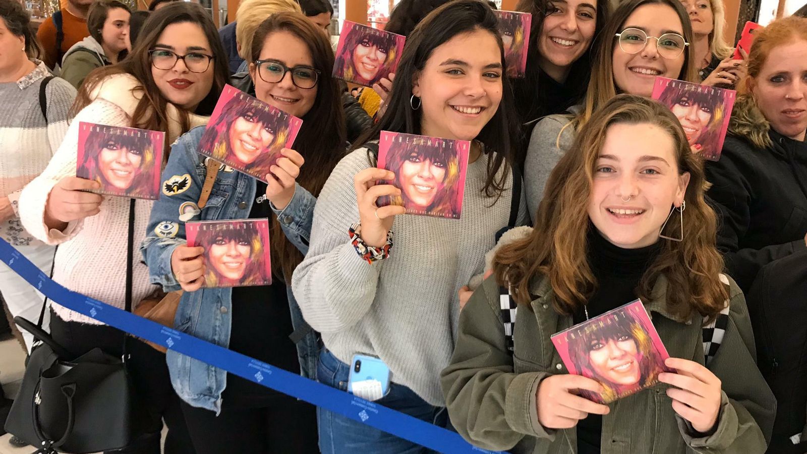Fans de Vanesa Martín en la firma de discos de Sevilla.