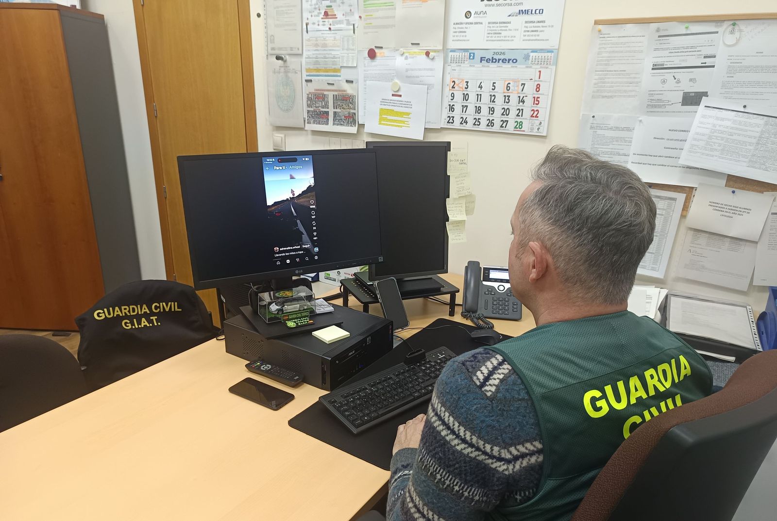 Un agente del Grupo de Investigación y Análisis de Tráfico (GIAT) viendo el vídeo.