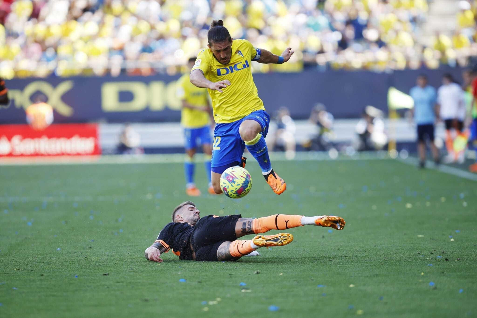 Espino fue uno de los jugadores amonestados.