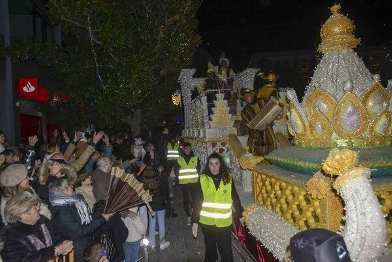 En imágenes: La Cabalga de Reyes de Jaén desata la emoción en sus calles abarrotadas