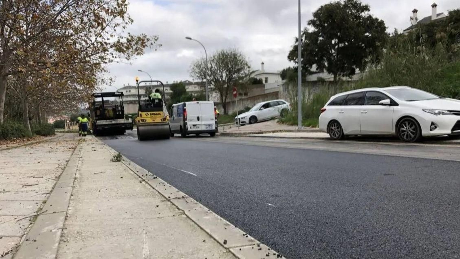 Trabajos de asfaltado en Los Barrios.