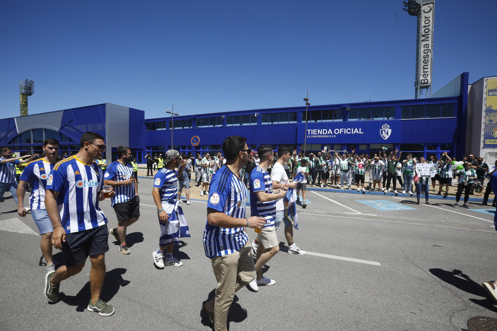 El Córdoba CF recibe el calor de su afición a su llegada a El Toralín antes del partido ante la Ponferradina El Córdoba CF recibe el calor de su afición a su llegada a El Toralín antes del partido ante la Ponferradina