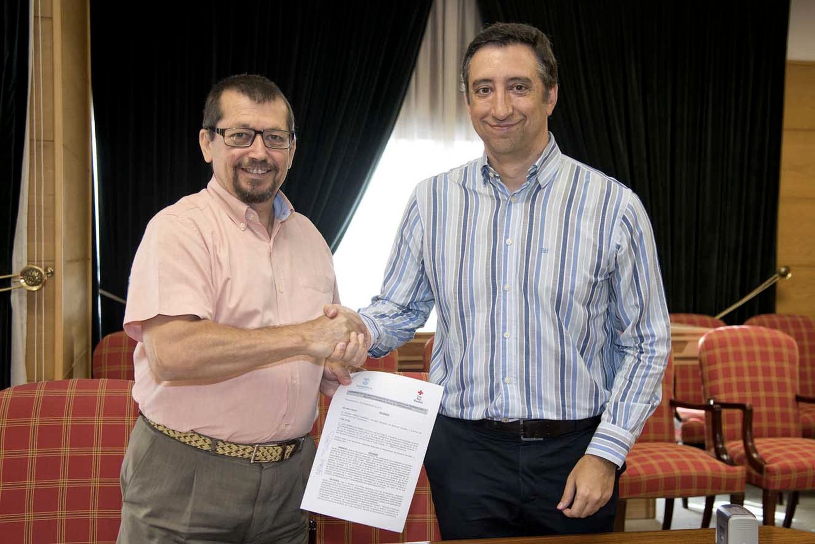 Firma del convenio con Cruz Roja.