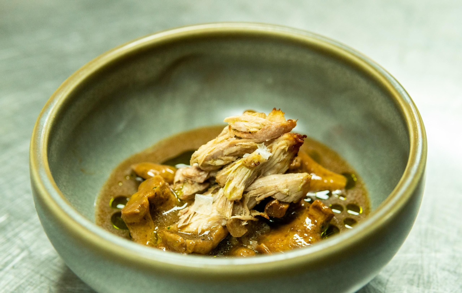 Seta estofada con perdiz en escabeche