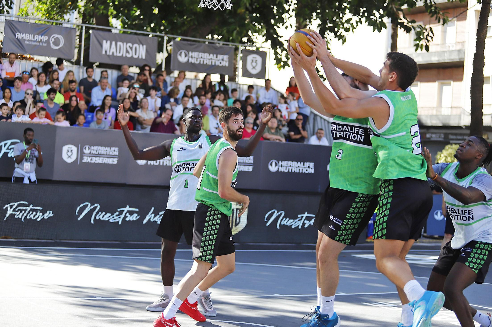 Imágenes del circuito Herbalife 3x3 de baloncesto en la Plaza de Las Monjas de Huelva