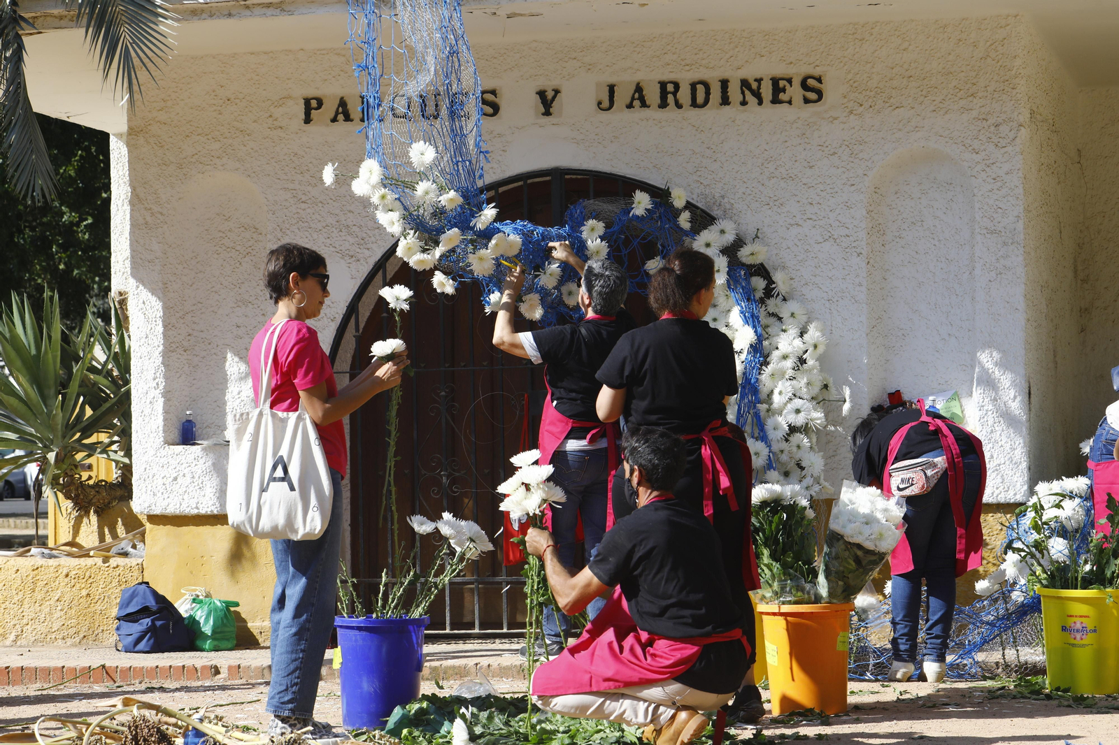 La Guerrilla de flores de Flora inunda el Paseo de la Victoria, en imágenes