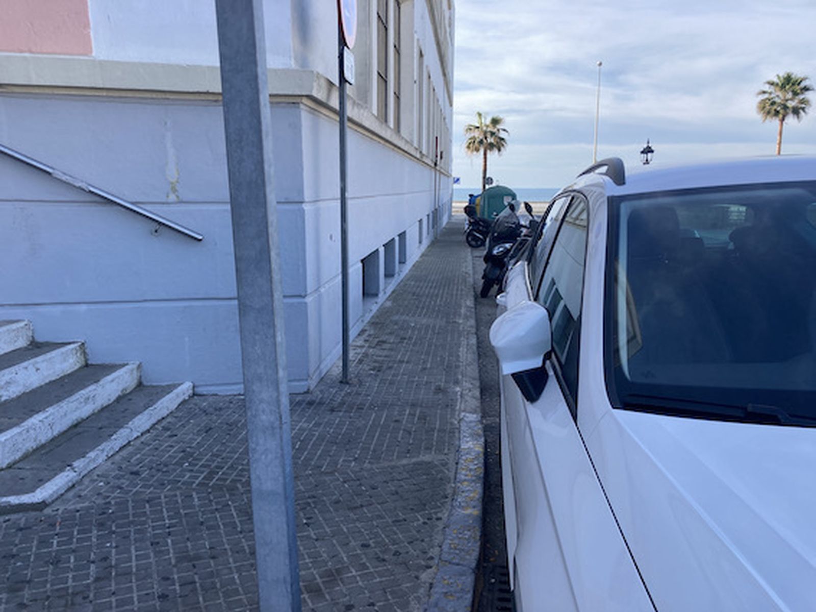 Así son los complicados accesos a los colegios de Cádiz