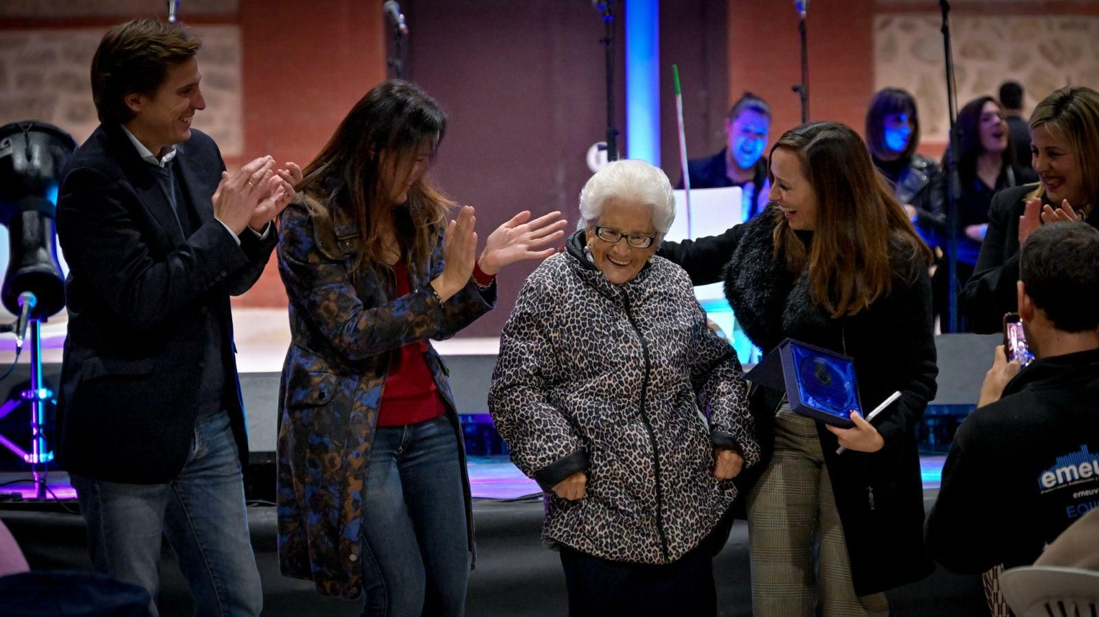 Una de las mujeres homenajeadas pro su longevidad.