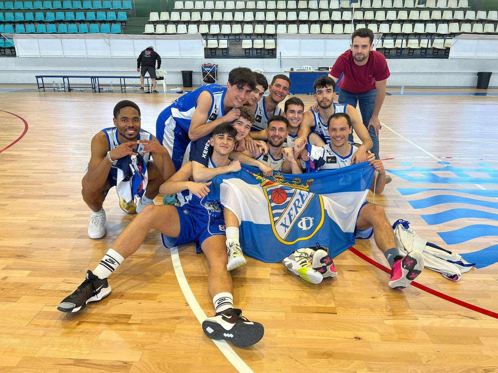 Los jugadores del Xerez Cd celebran el triunfo ante el Gibraleón.