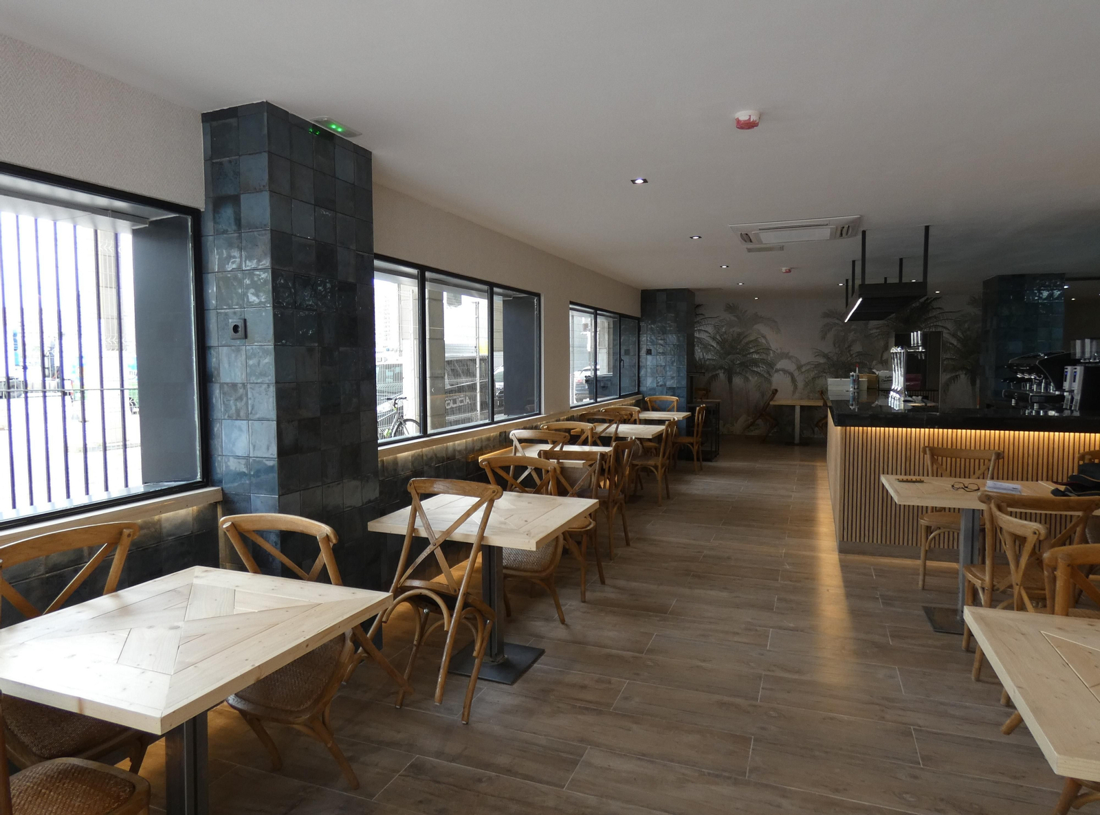 Interior del nuevo restaurante cafetería del puerto de Málaga. Interior del nuevo restaurante cafetería del puerto de Málaga.