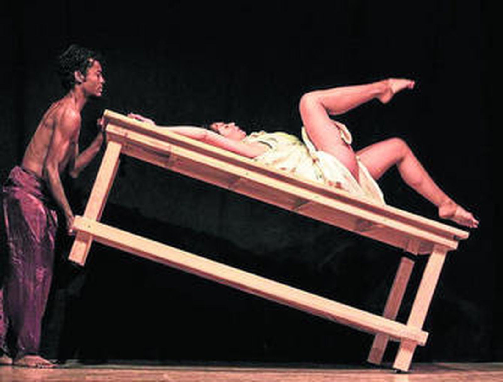 Chencho Nzo con Leticia Valle en una escena de la obra.