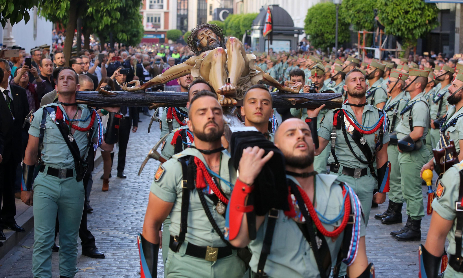 Procesión del Cristo de la Vera Cruz, escoltado por la Legión en las calles de Huelva
