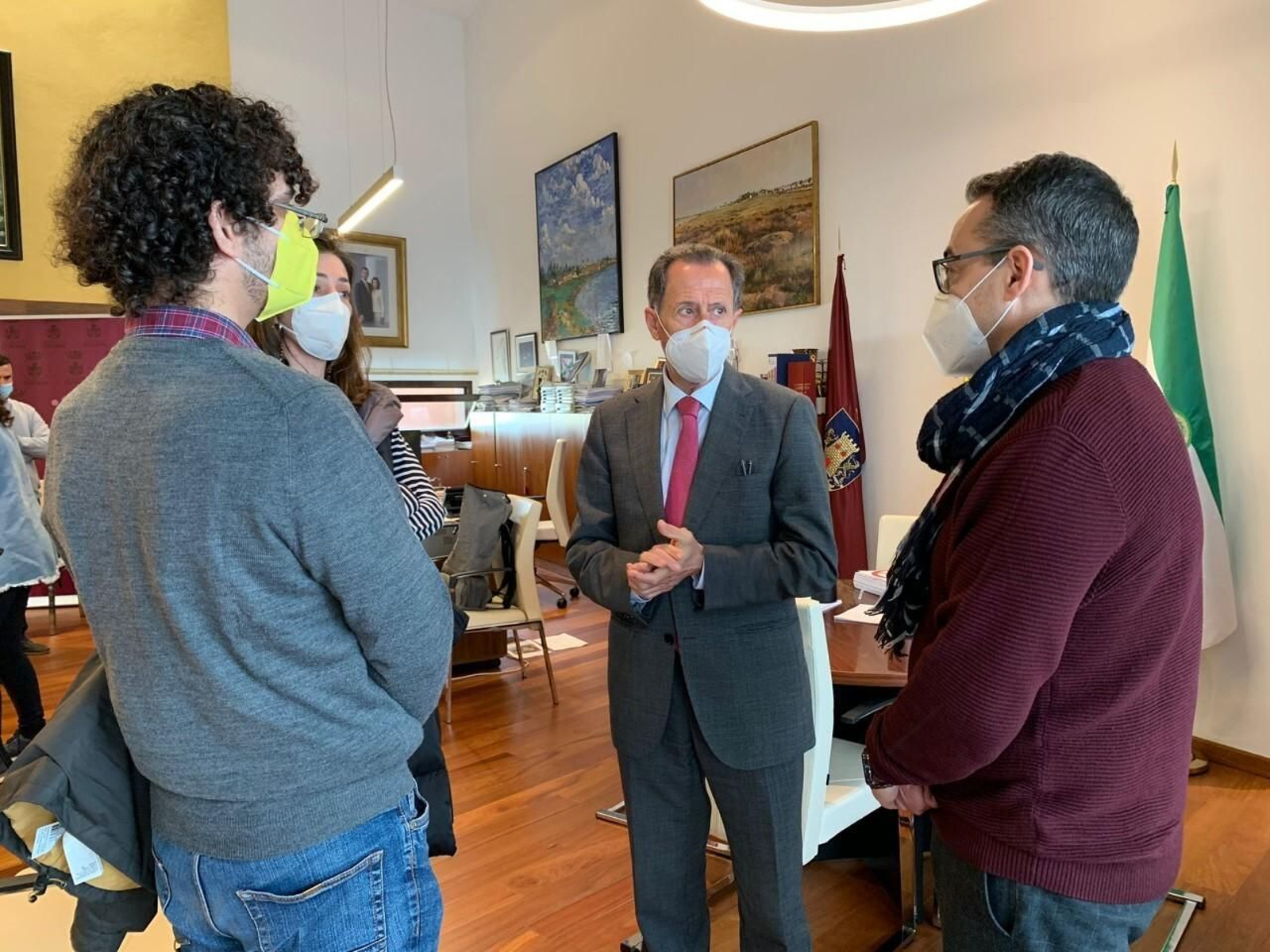 El alcalde y el edil de Servicios Sociales con los dos trabajadores.