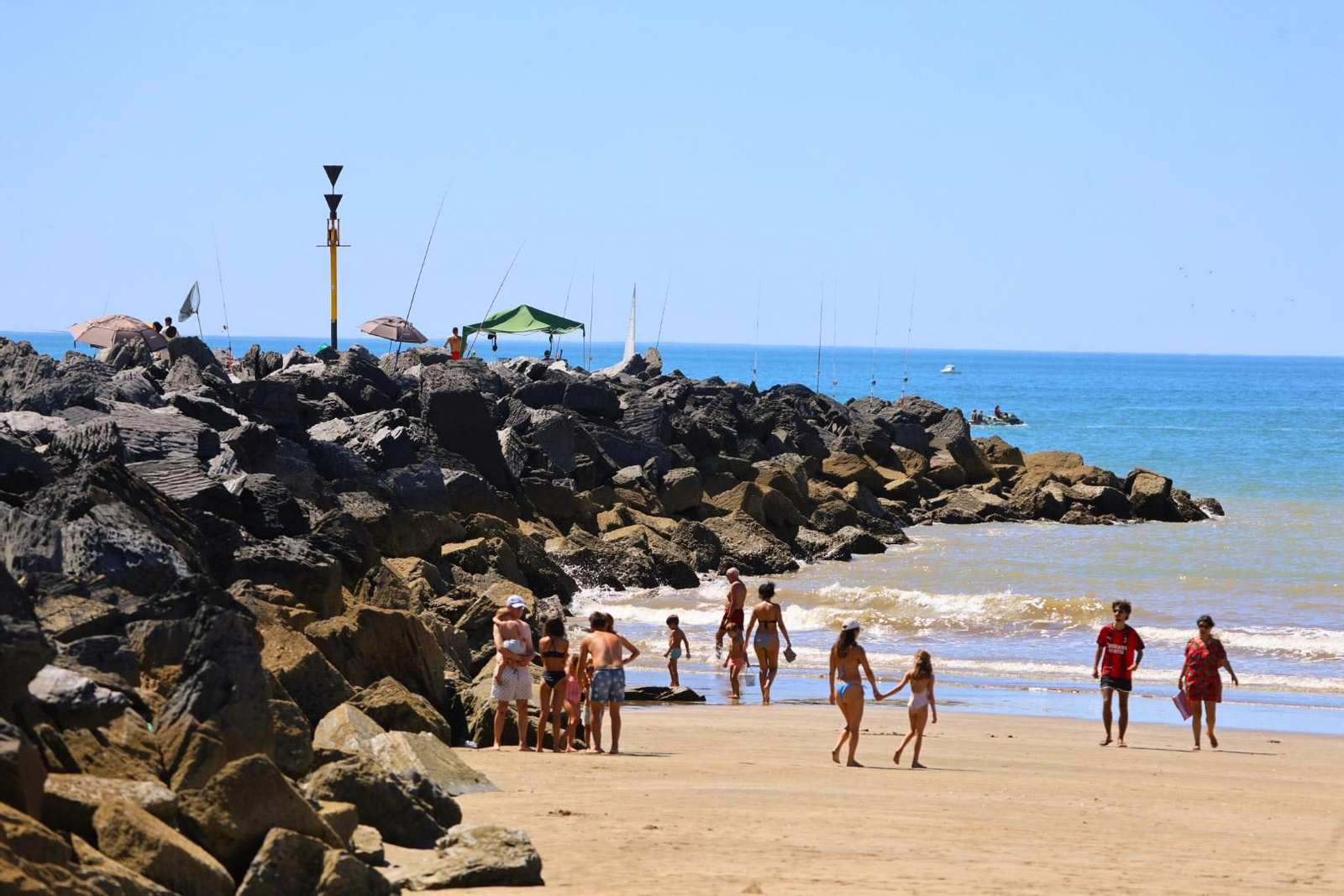 Imágenes de la soleada mañana de playa en Punta Umbría