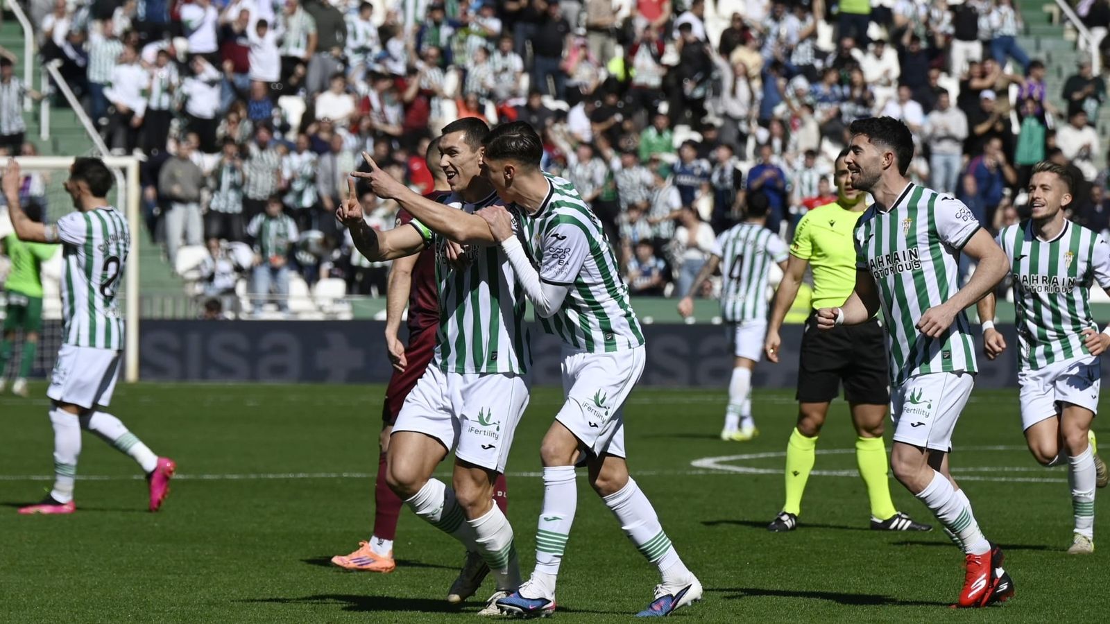 Adri Fuentes celebra el 1-0 junto a Requena y Jacobo.