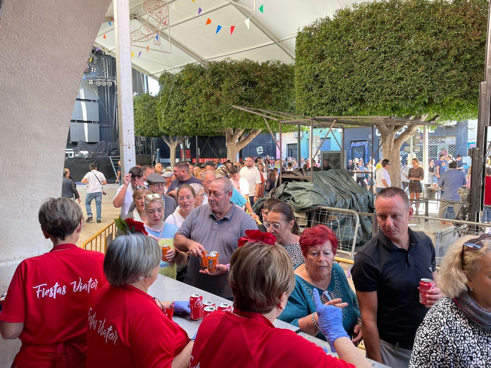 Largas colas para recibir el pack de longaniza y refrigerio este mediodía en Viator.