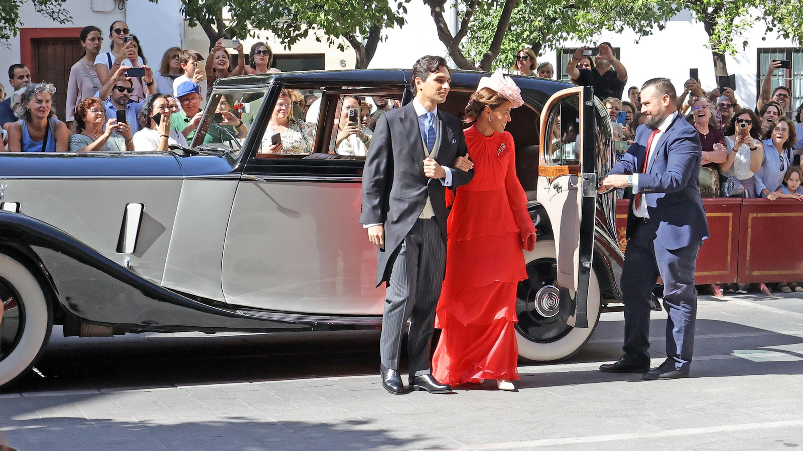 El novio, Maxime Corneille, a su llegada, del brazo de su madre y madrina