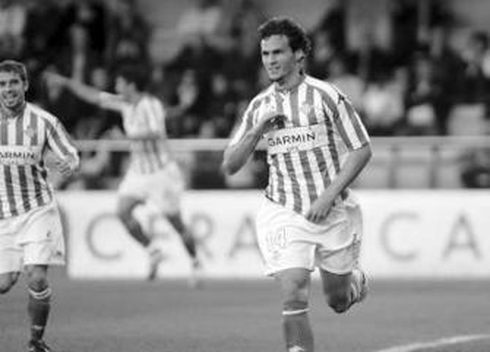 Capi, con Rivera al fondo de la imagen, celebra su gol.