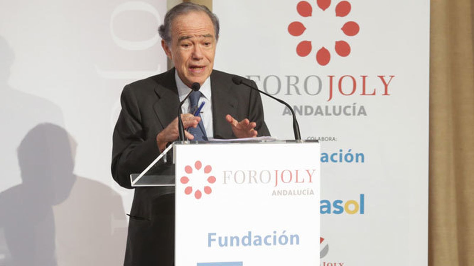 Gregorio Marañón y Bertrán de Lis, presidente del Patronato del Teatro Real, durante su intervención en la sede de la Fundación Cajasol en Sevilla.