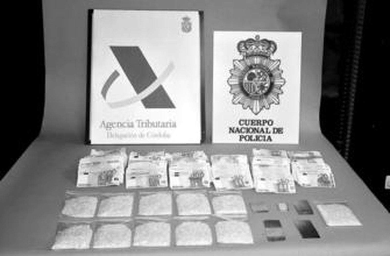 Dinero y objetos requisados durante los registros policiales.