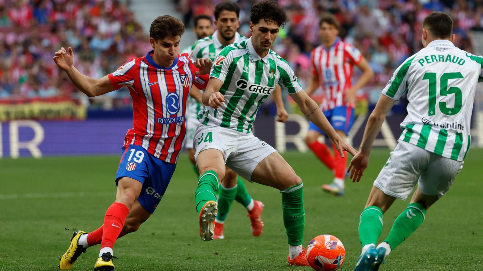 Julián Álvarez presiona a Johnny Cardoso.