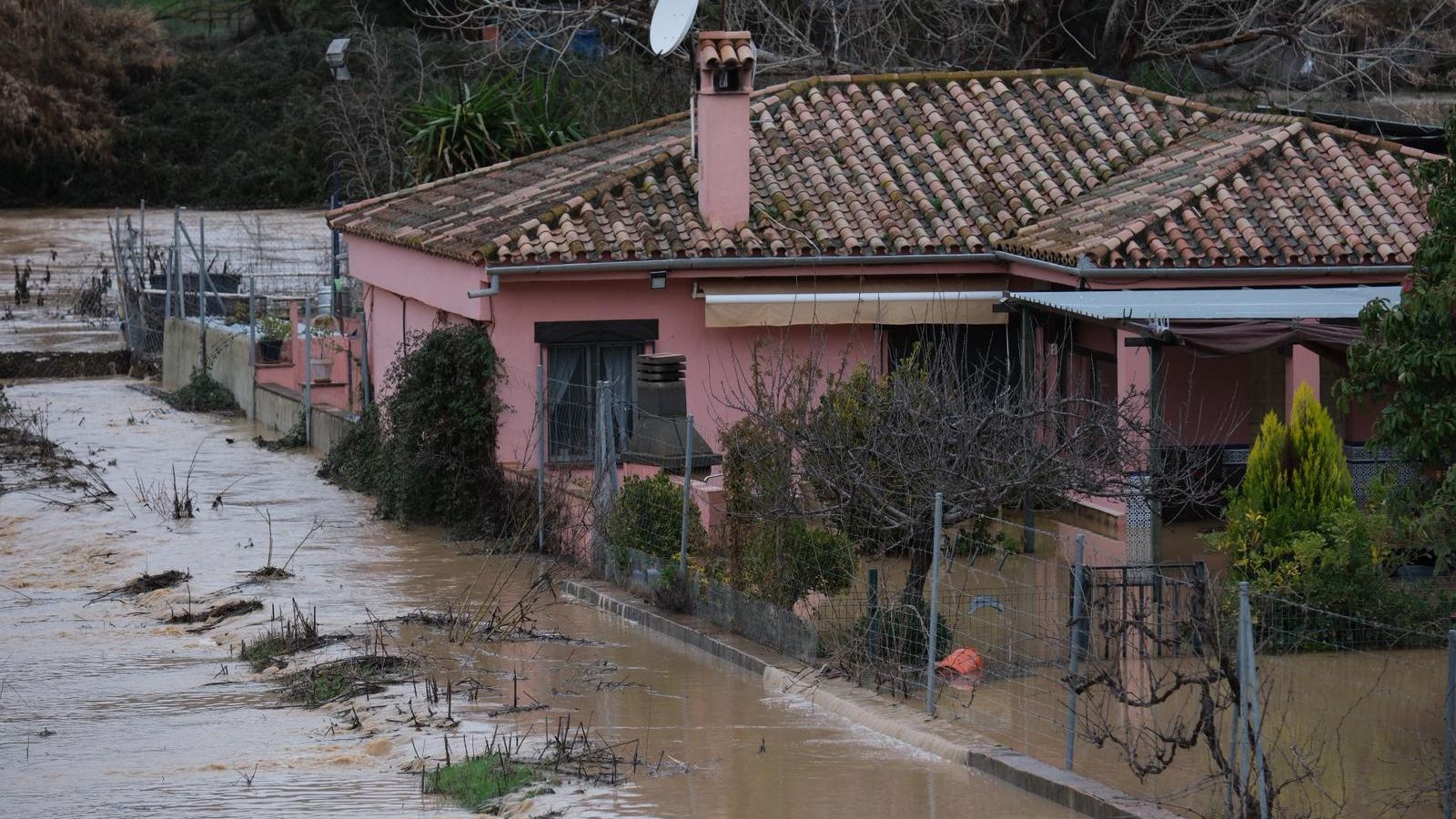 Casas de la pedanía de La Indiana, en Ronda, anegadas por el río Guadiaro. 