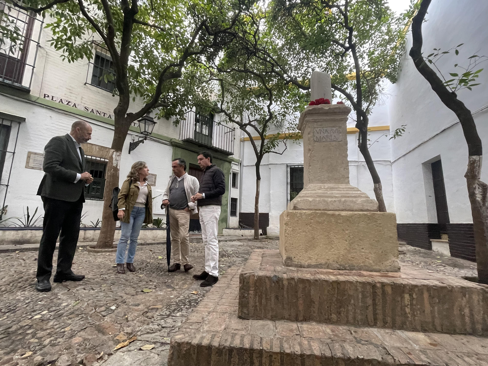 Visita de los responsables de Urbanismo a la Plaza de Santa Marta este lunes.