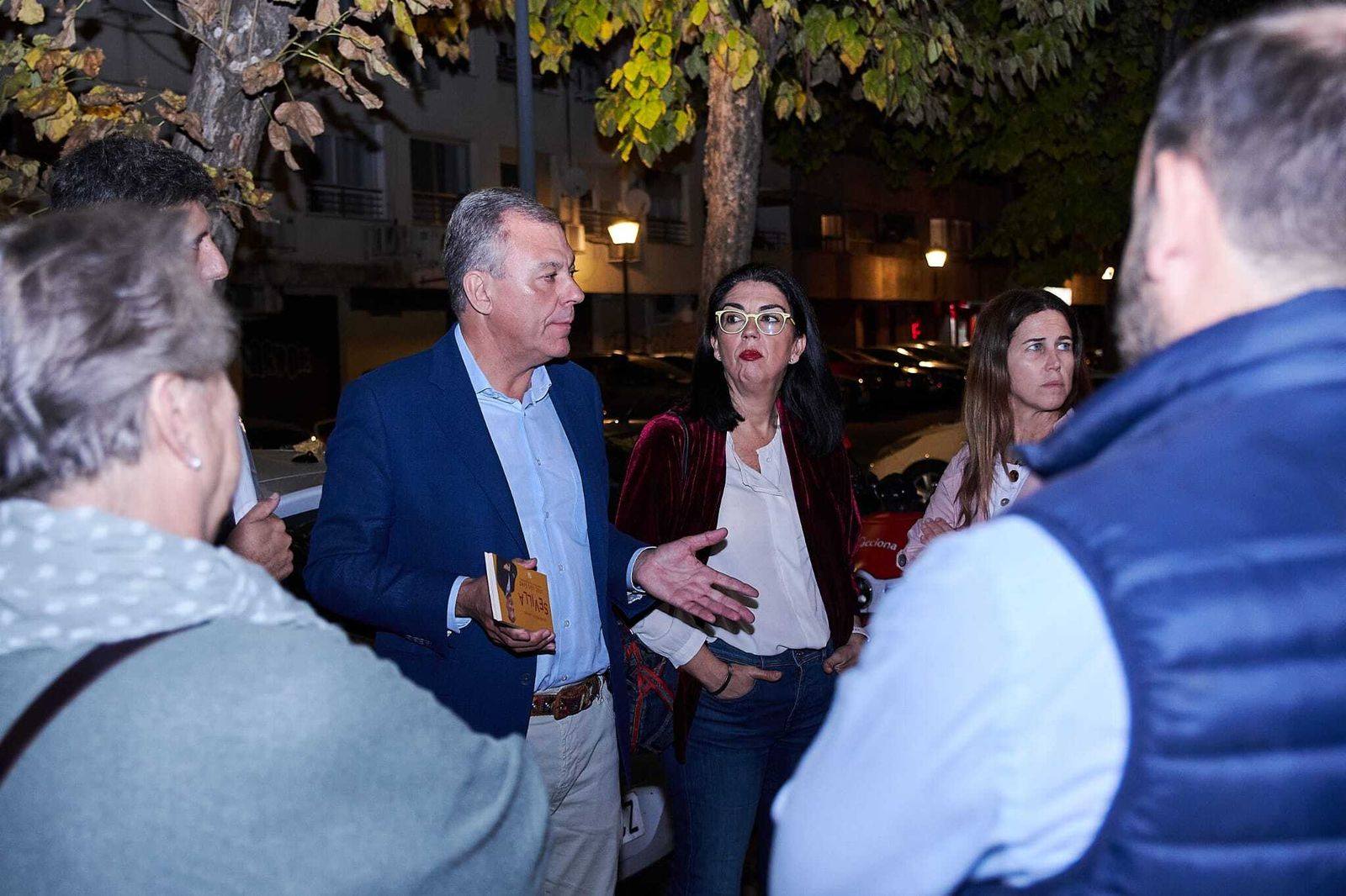 José Luiz Sanz se reúne con los vecinos de Reina Mercedes.