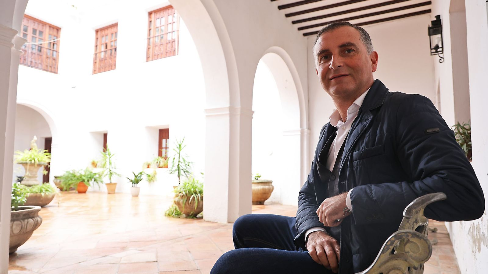 Gustavo Cuéllar, en el Ayuntamiento de Moguer.