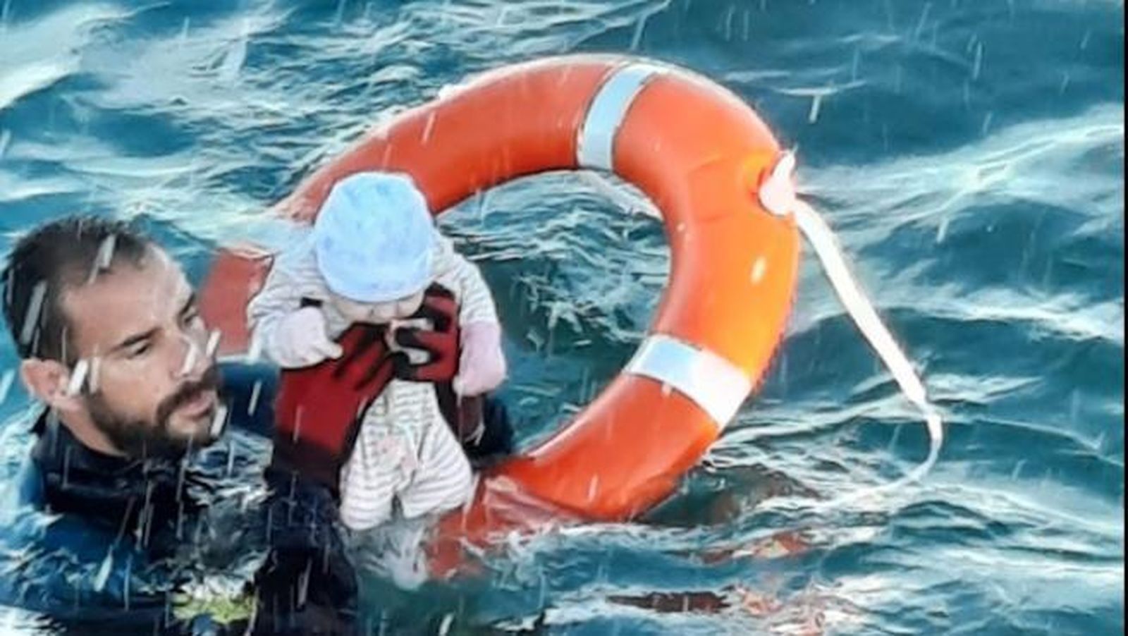 El agente de la Guardia Civil salva a un bebé de morir en el mar.