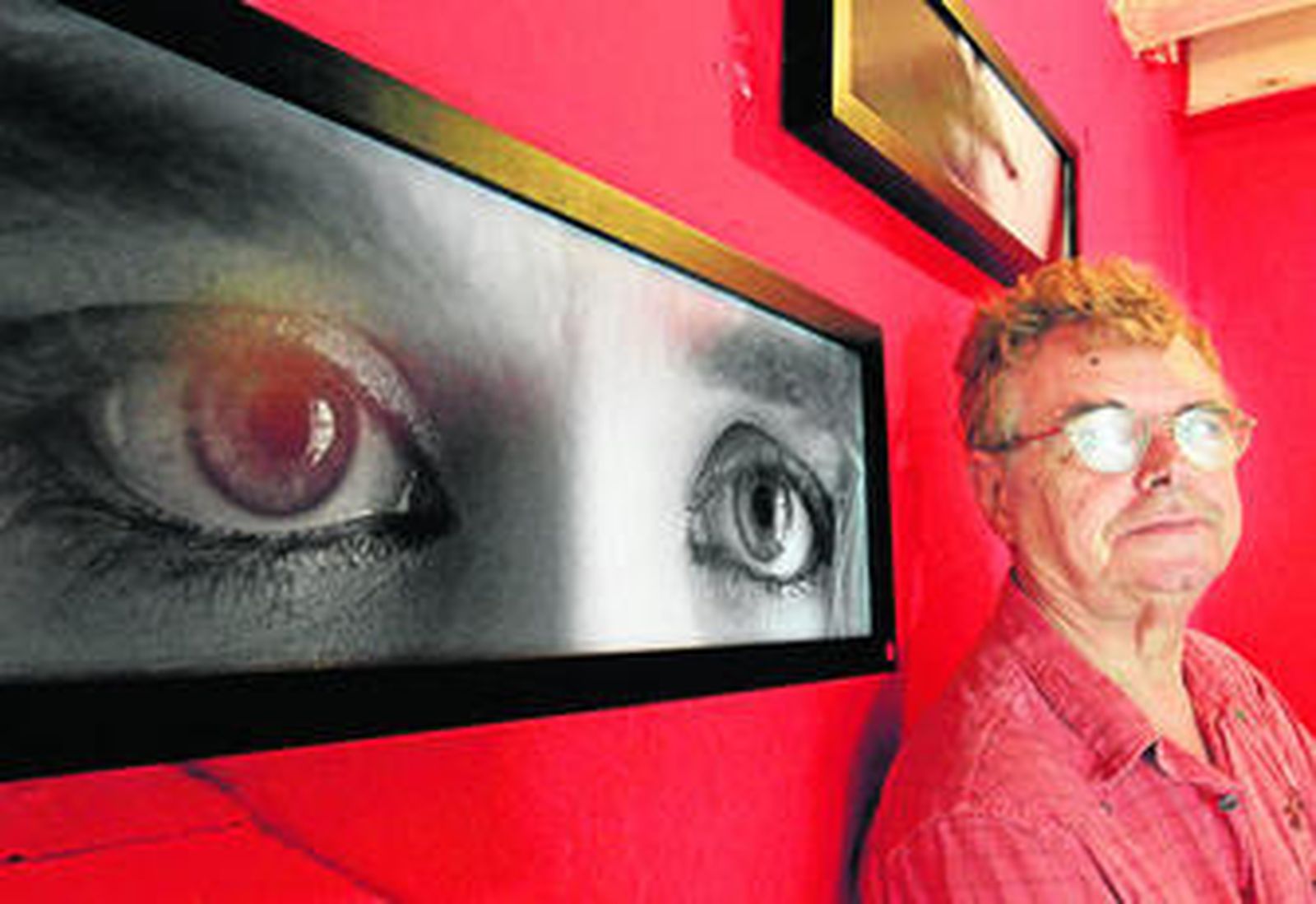 El autor gaditano, Antonio Jesús Gutiérrez, junto a una de sus fotografías de ojos tristes.