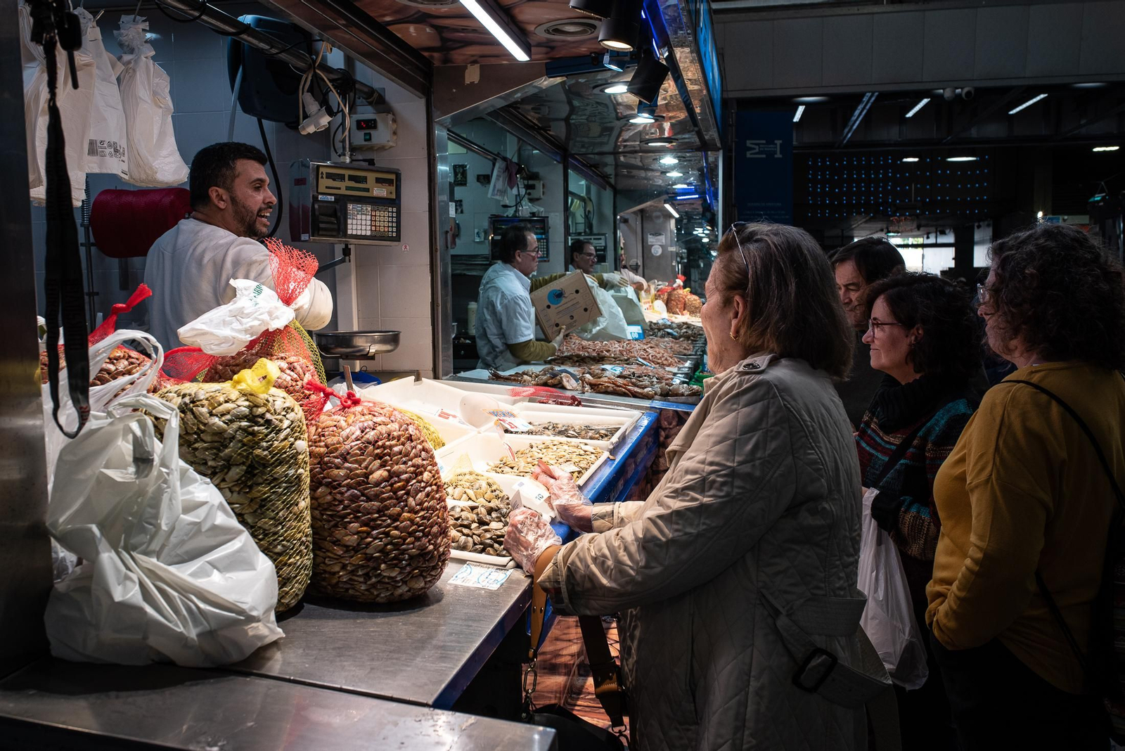 Las últimas compras en el Mercado del Carmen antes de Navidad, en imágenes