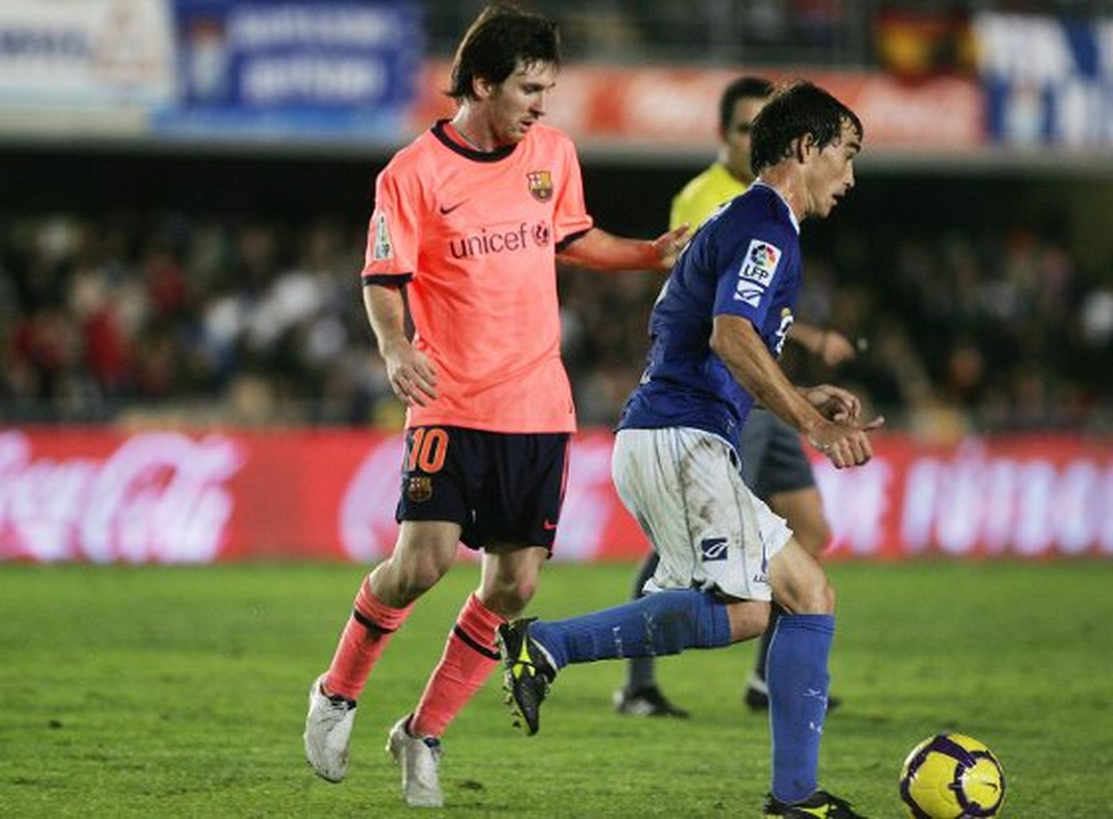 Francis sale con el balón jugado mientras Messi le persigue en su carrera.  Foto: Pascual