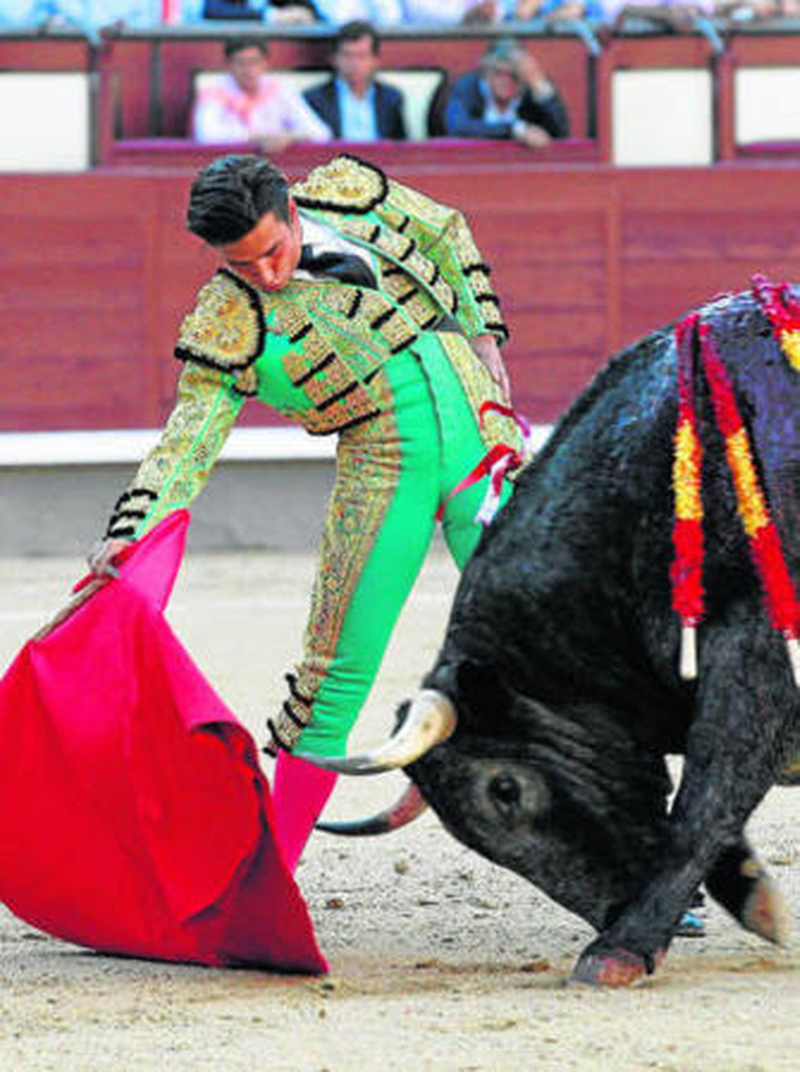 Alberto Aguilar, en un derechazo a su primer toro.