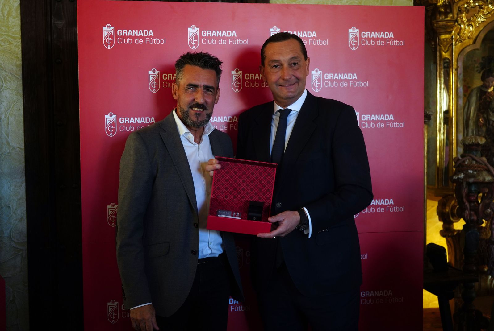 Las mejores imágenes del acto a los abonados del Granada CF con 25 y 50 años de antigüedad