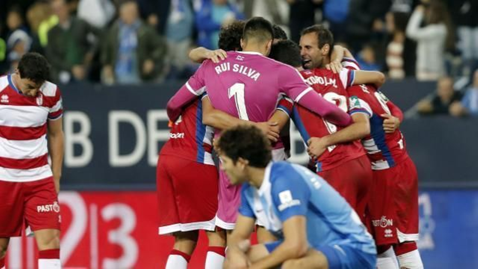 Los jugadores del Granada celebran el gol al Málaga CF.