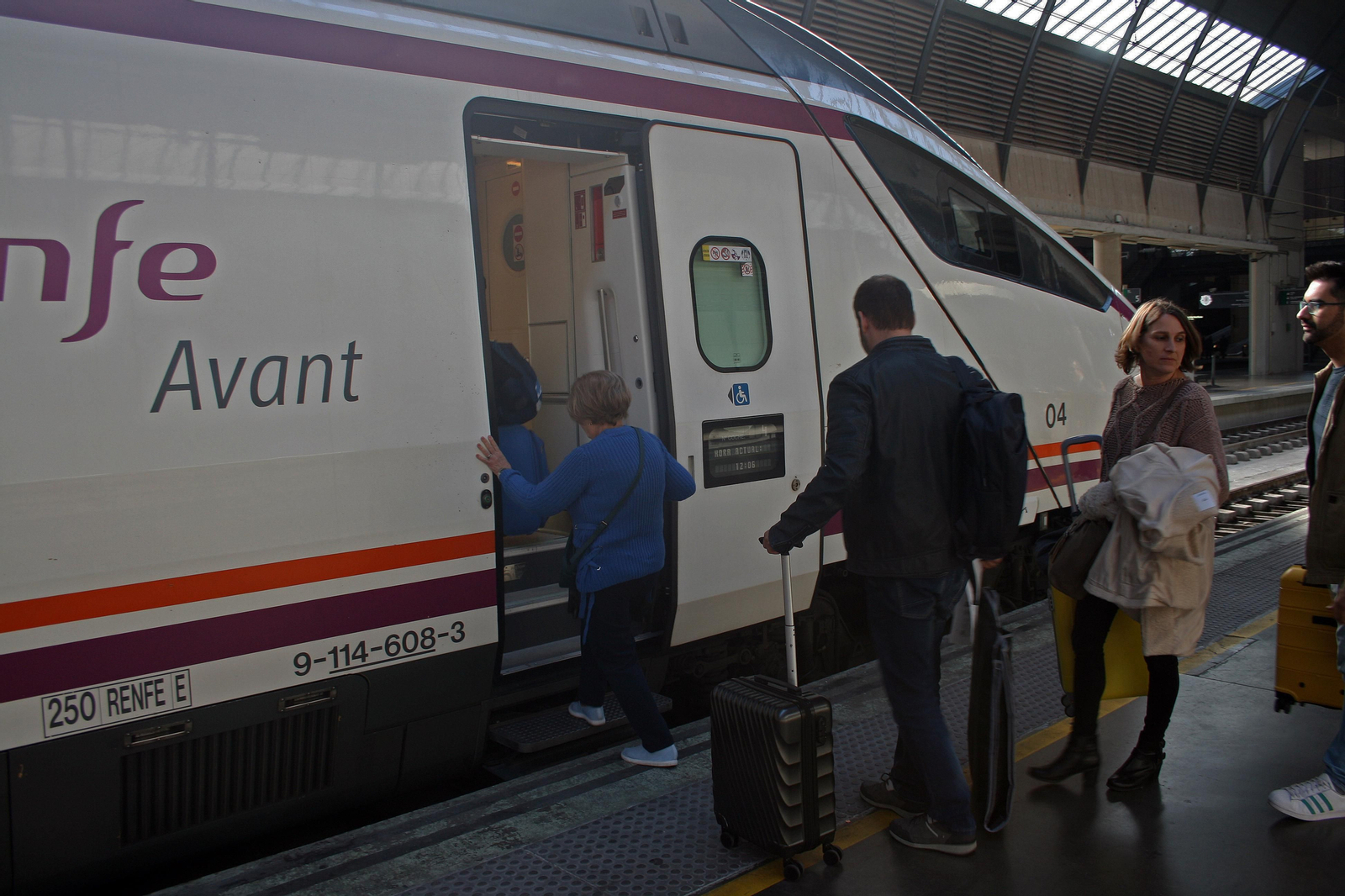 Así es el viaje entre Granada, Córdoba y Sevilla en trenes Avant de Renfe