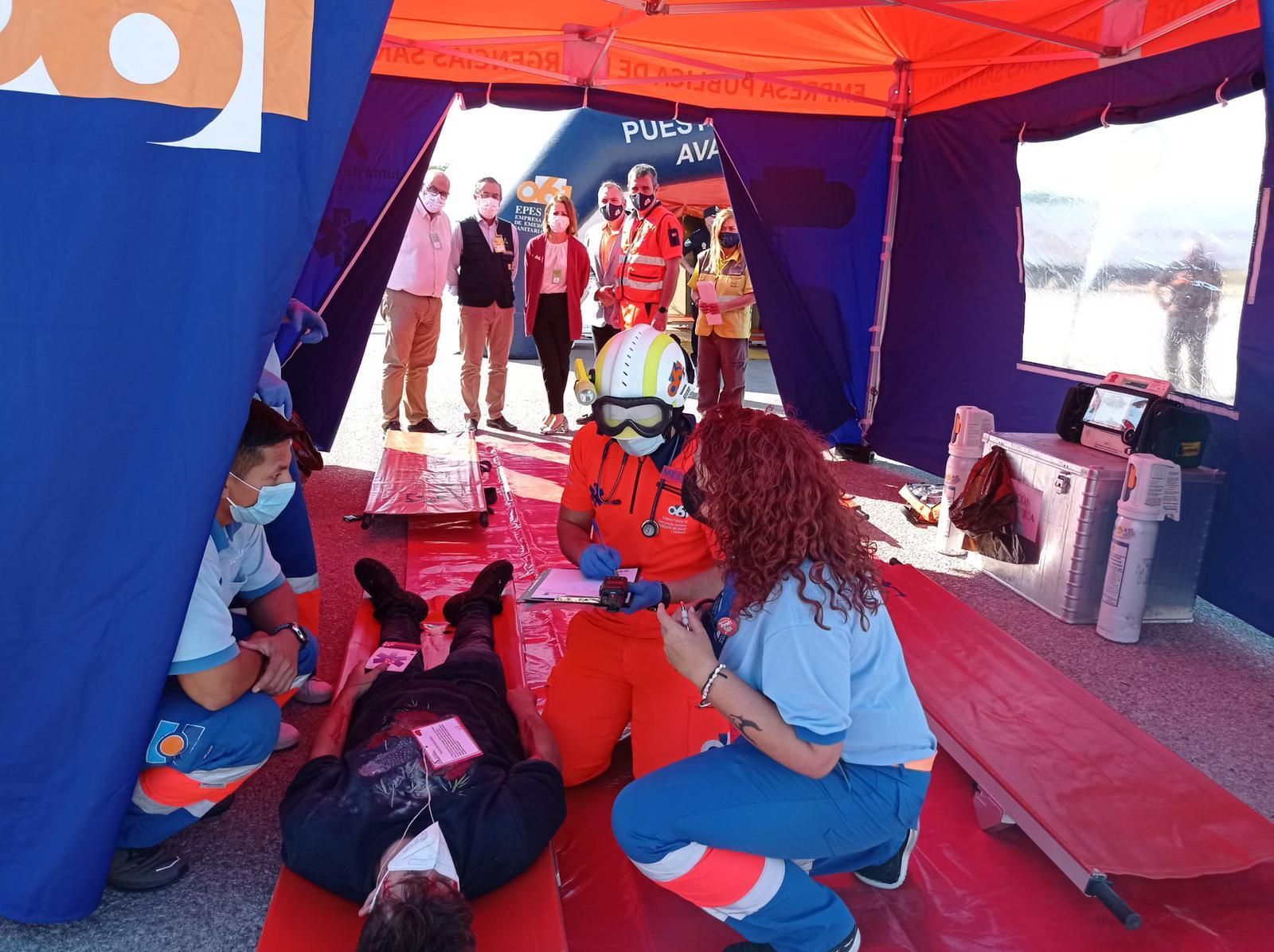 Efectivos atienden a un supuesto herido tras el terremoto, durante el simulacro en el Puesto de Mando Avanzado en Vélez-Málaga.