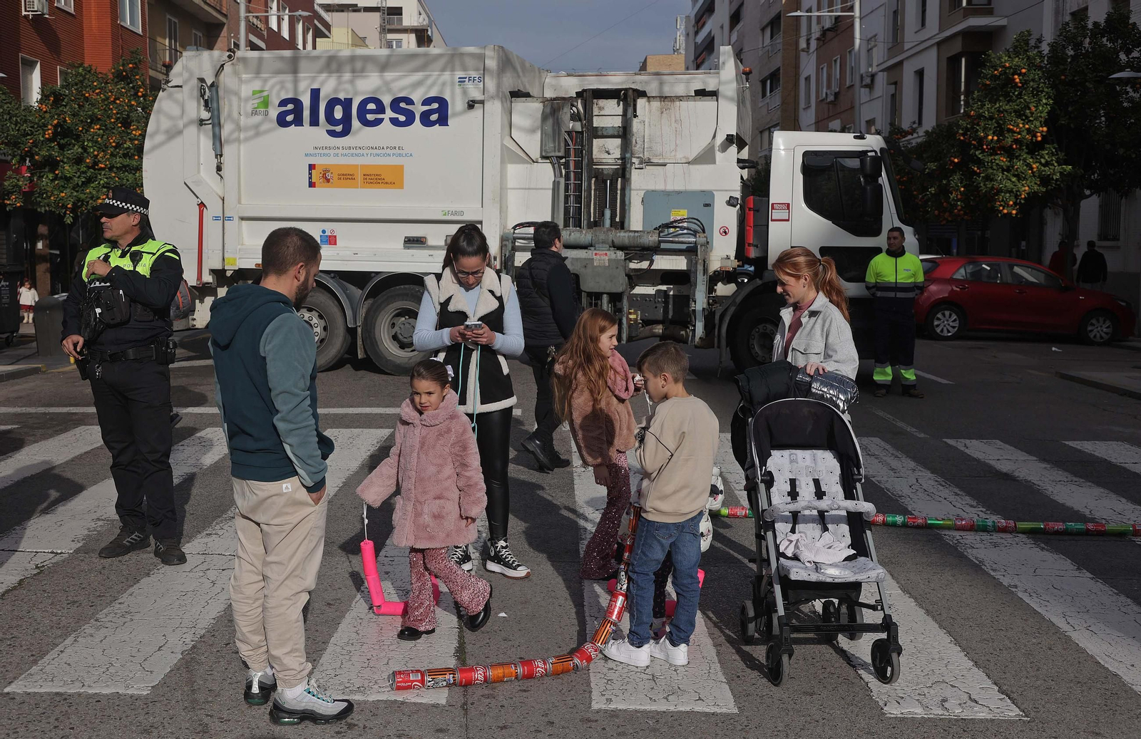 Búscate en las fotos del Arrastre de Latas 2025 en Algeciras