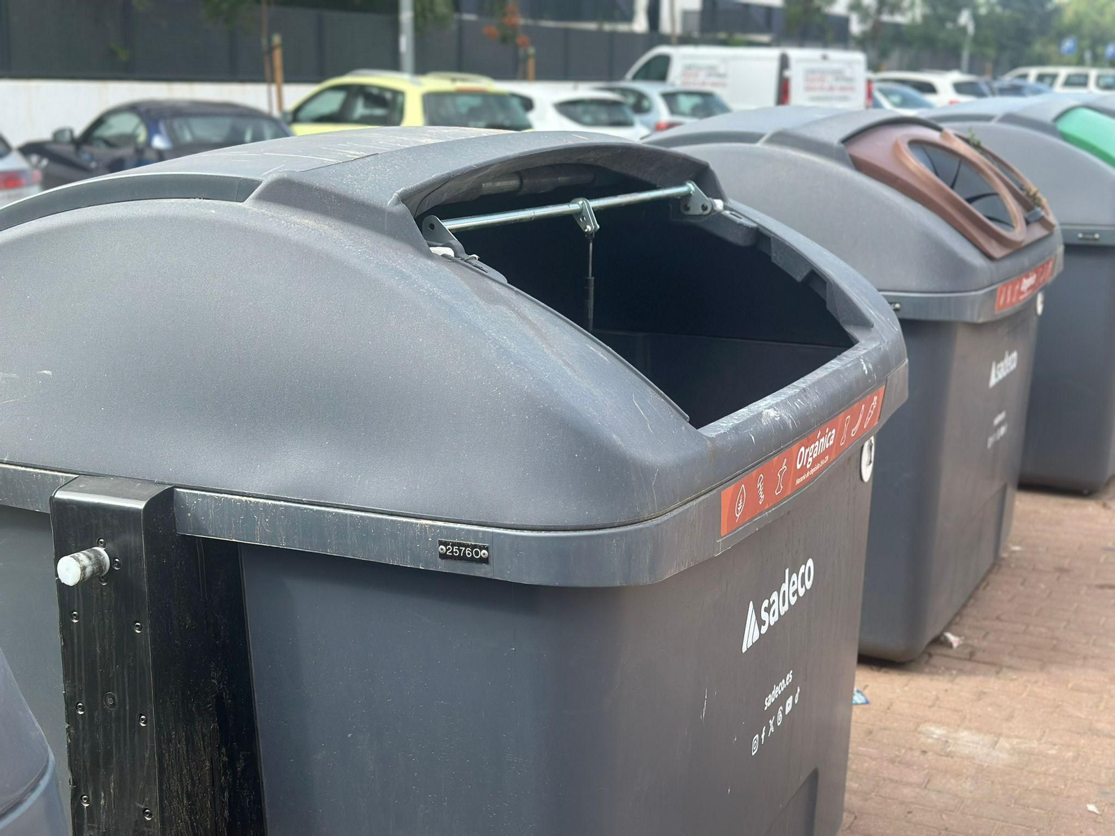 Un contenedor roto en una calle de Córdoba.