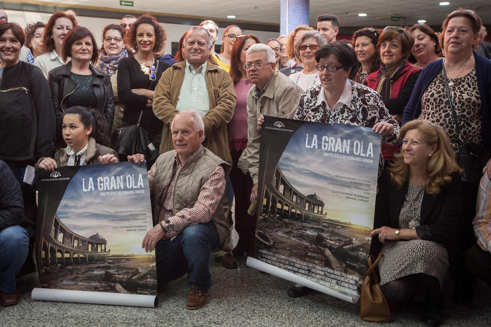 Alumnos del centro de adultos y acompañantes con los carteles del documental 'La Gran Ola'.